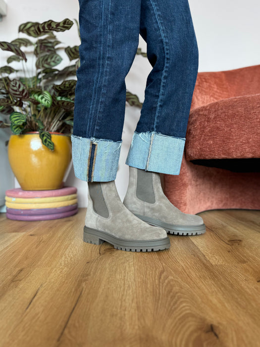 Beatles CRISTINA ALMOND