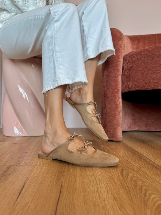 Mules / sabot fiocchetti SABBIA