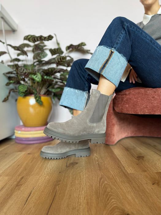 Beatles CRISTINA ALMOND