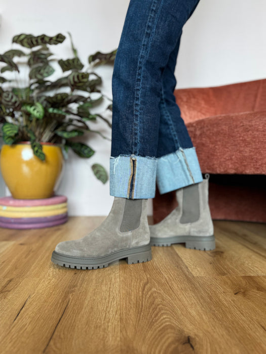 Beatles CRISTINA ALMOND