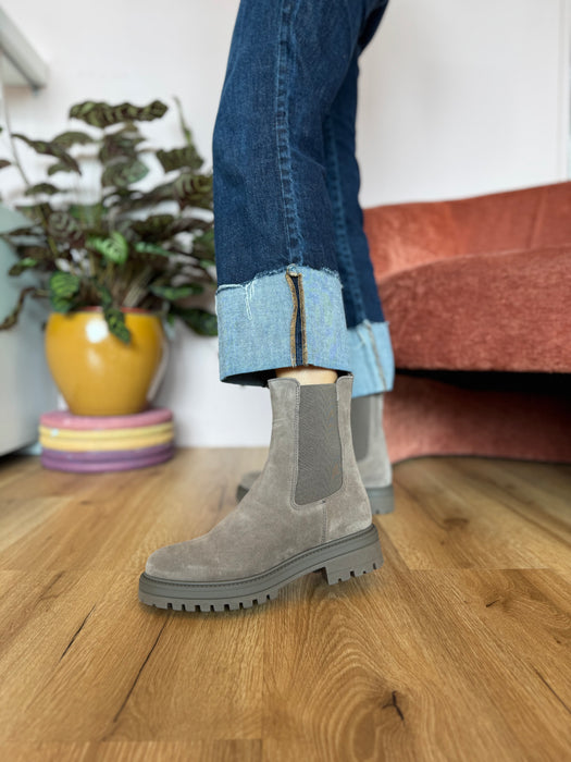 Beatles CRISTINA ALMOND