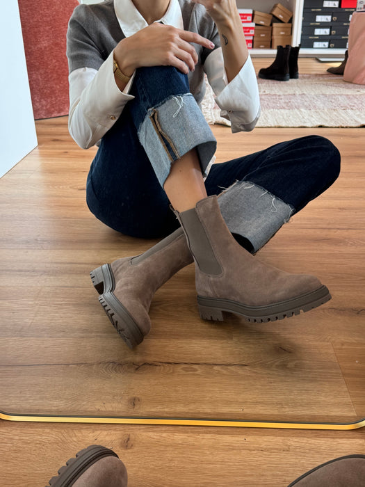 Beatles CRISTINA ALMOND