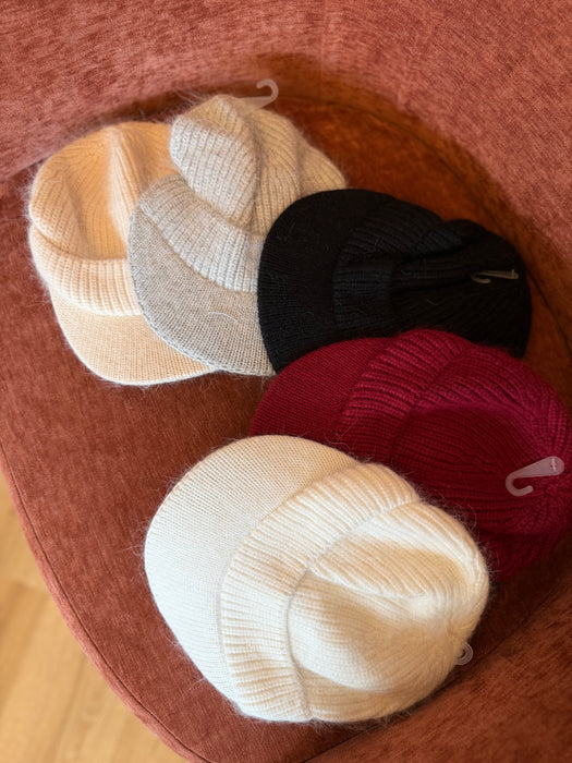 Berretto con visiera in maglia - vari colori