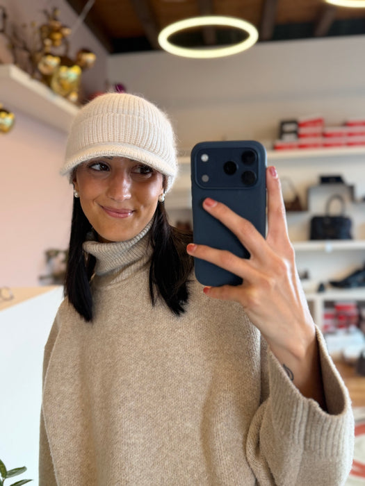 Berretto con visiera in maglia - vari colori